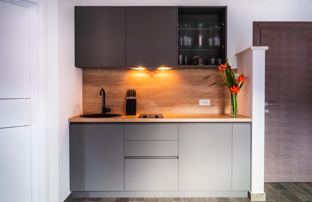 Pine Tree Boutique Apartments Saplunara Εξωτερικό φωτογραφία