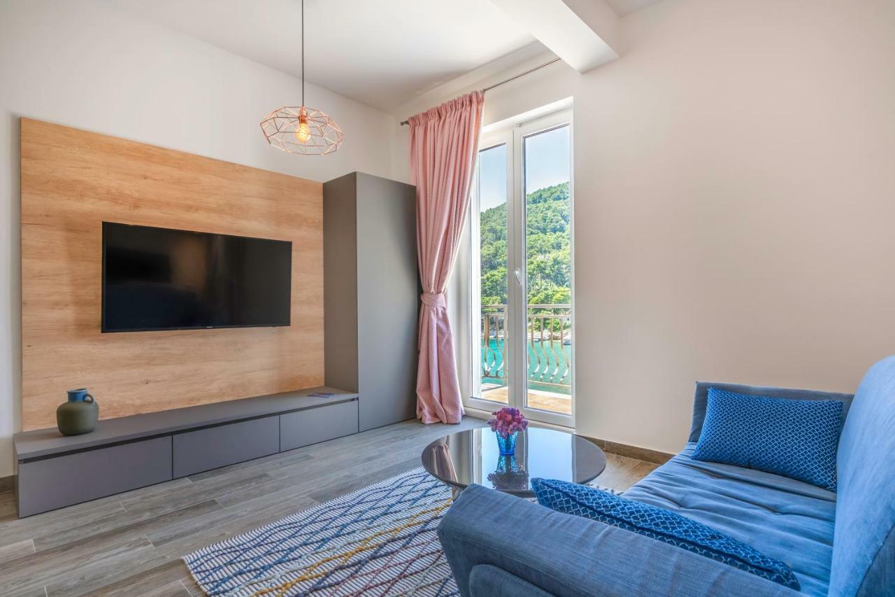 Pine Tree Boutique Apartments Saplunara Εξωτερικό φωτογραφία